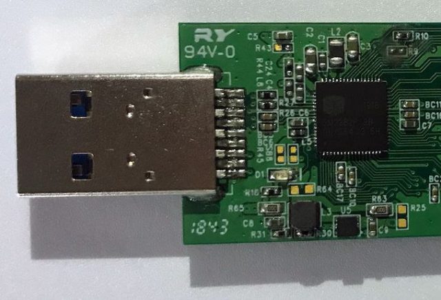 Можно сравнить обычными usb накопителями некоторые существенные